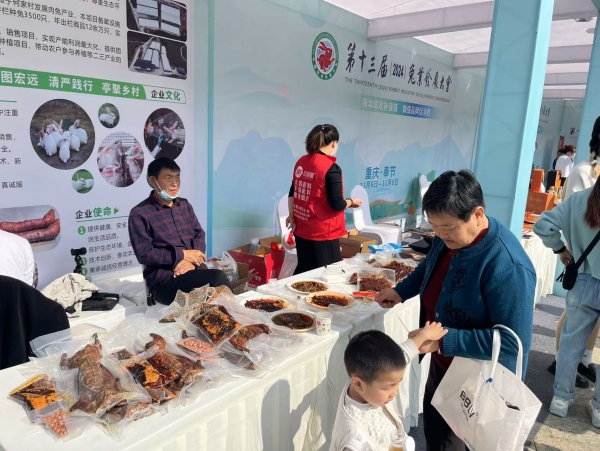 市民品嘗兔肉美食。蔣海濤攝